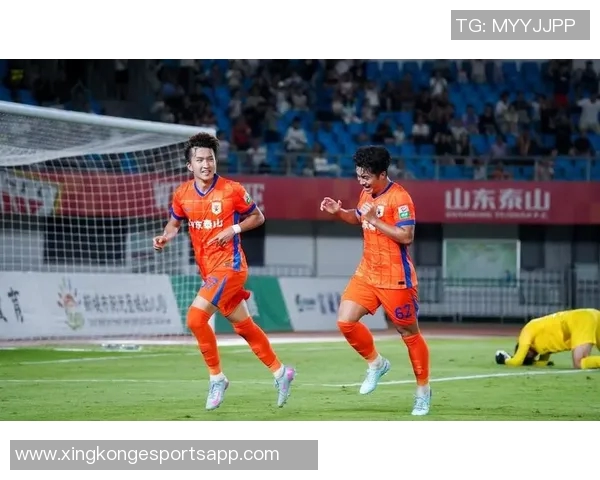 泰山队明星球员泽卡马德鲁加彭啸齐鲁超决赛现场与球迷亲密互动 泰山队明星球员泽卡马德鲁加彭啸齐鲁超决赛现场与球迷亲密互动